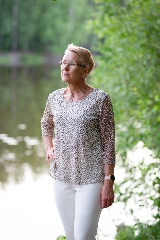 Bassini beigepohjainen pusero arkeen ja juhlaan - koot 34 ja 42