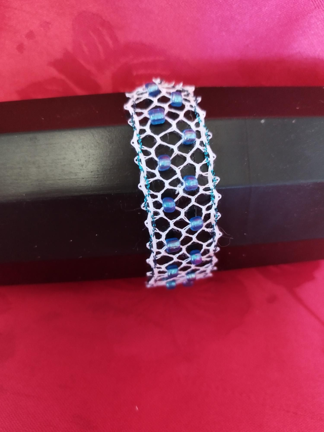 Bracelet bleu et blanc perlé 