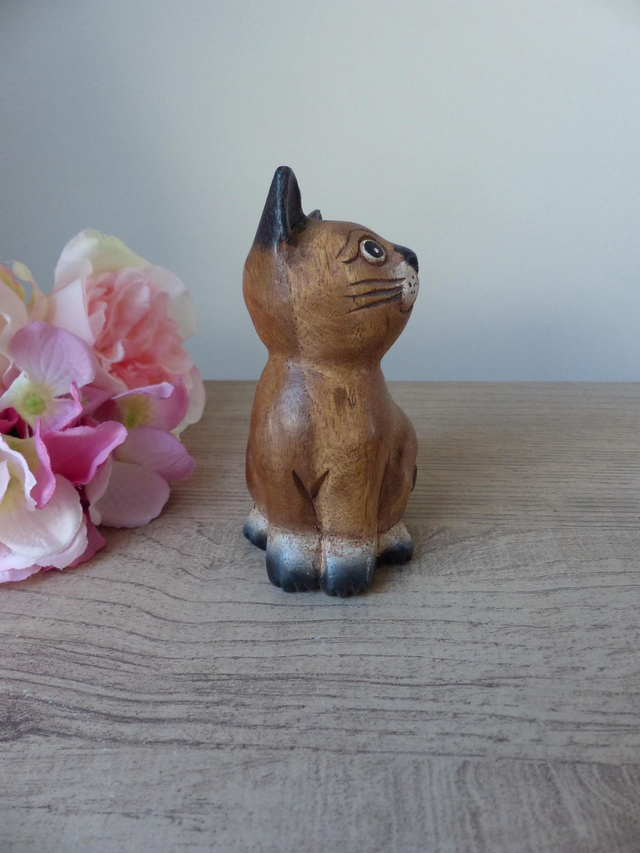 Figurine chat assis siamois marron et beige bois sculpté peint main, chat artisanal en bois, petit chat mignon décoratif pour maison cadeau