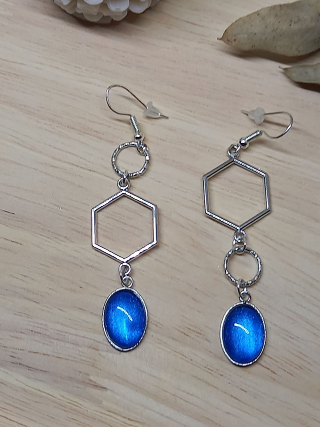 Boucles d&#039;oreilles asymétriques - cabochon ovale bleu nacré / cercle métal texturé / connecteur hexagone argenté/ argenté  