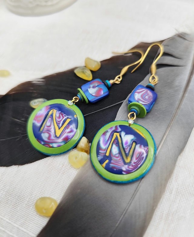 Boucles d’oreilles rune Hagalaz en argile polymère, bijou symbolique de transformation