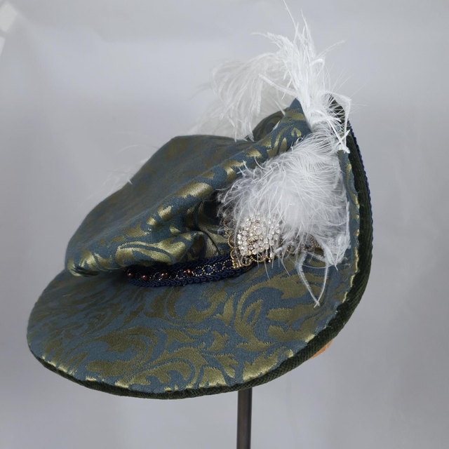 Chapeau midi d&#039;inspiration Tudors