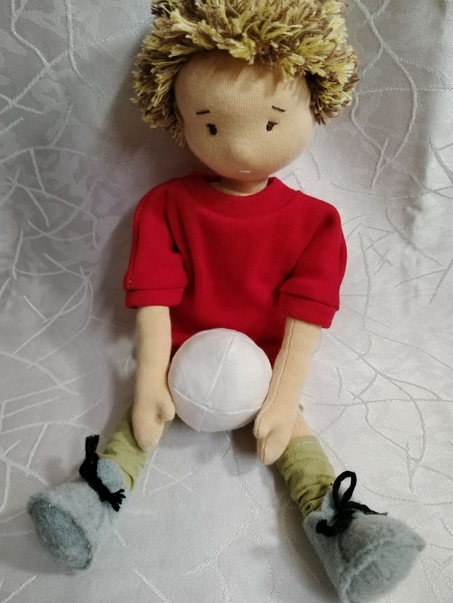 Szőkésbarna focista fiú baba (35 cm)