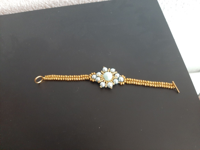 bracelet fleur doré bleu -pastele  en perle de verre et perle rocaille fermoir OT doré		