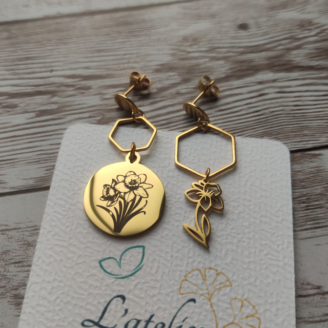 Boucles d&#039;oreilles &quot;Asymétrique&quot; Jonquille gravée