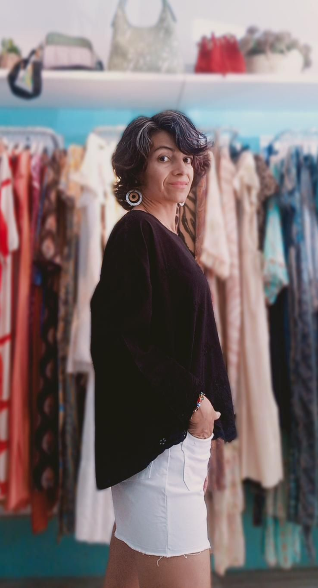 Camisa negra sin botones calada bordado inglés 