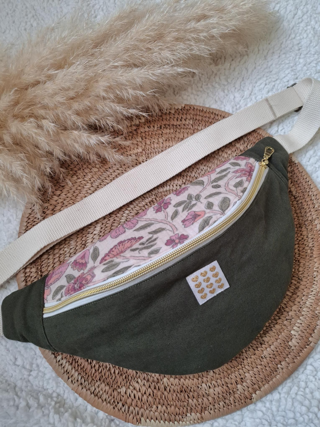 Banane kaki / fleurs roses / étiquette coeurs dorés