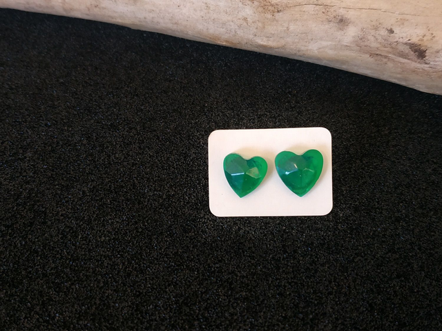 Boucles d'oreilles clous cœur émeraude