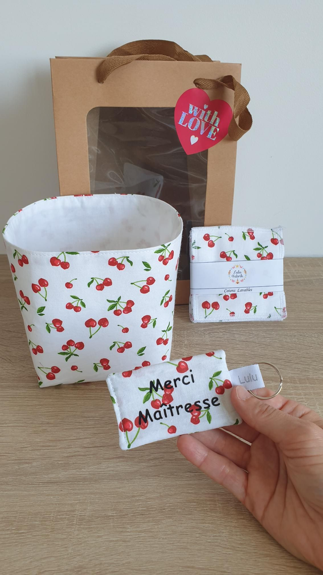 Coffret: panier +4 cotons + porte clés Merci Maîtresse (cerises 🍒)