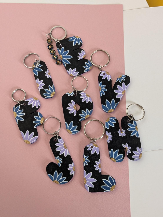 Porte clés "Lettre" - cuir recyclé.