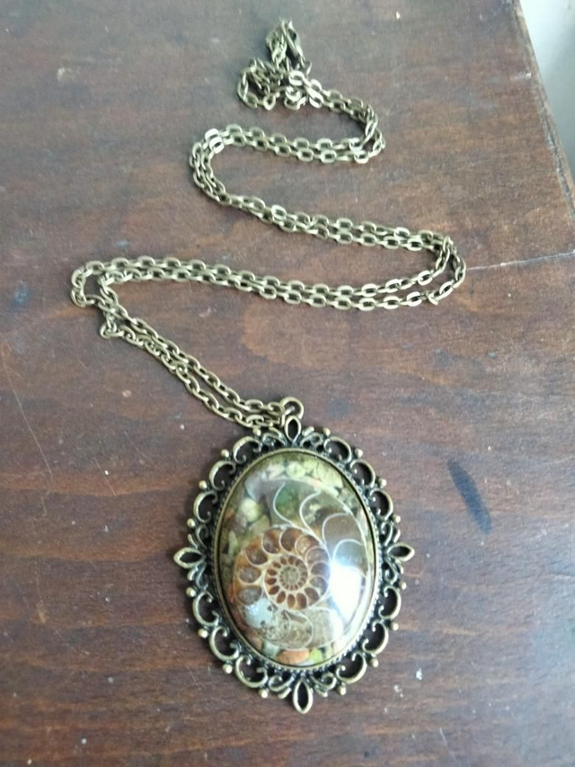Pendentif style ancien avec inclusion d'une ammonite et de unakites 