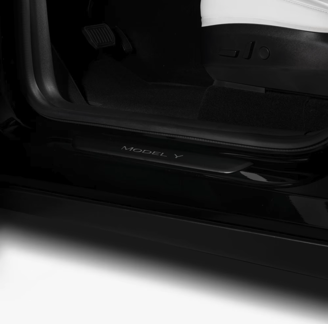 Model Y -auton valaistut kynnykset