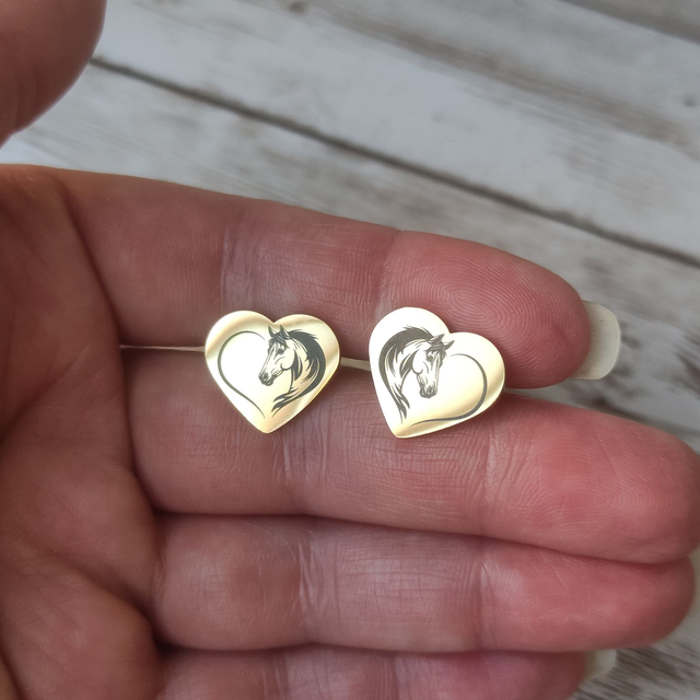 Puces d&#039;oreilles Cœur &quot;Chevaux&quot; gravés dorés