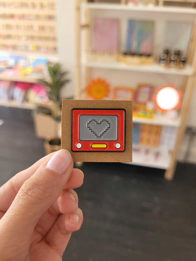Etch Pad heart enamel pin badge - HE-129