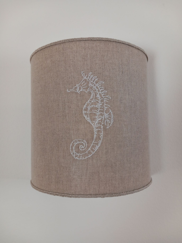 Applique murale lin brodé &quot;Hippocampe&quot; électrifiée demi-cercle 