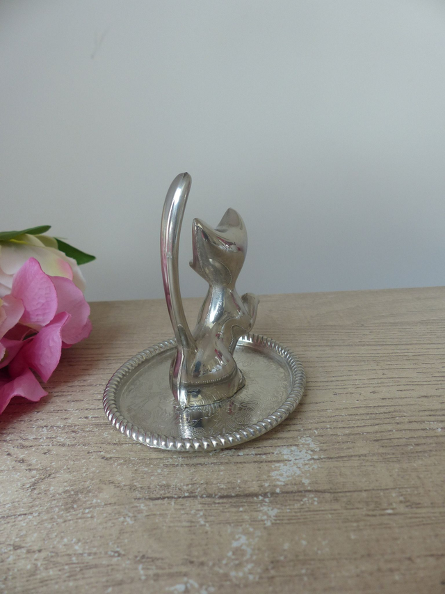 Porte-bagues vintage en métal argenté – chat assis avec queue pour bagues – plat gravé floral – décoration romantique pratique pour bijoux