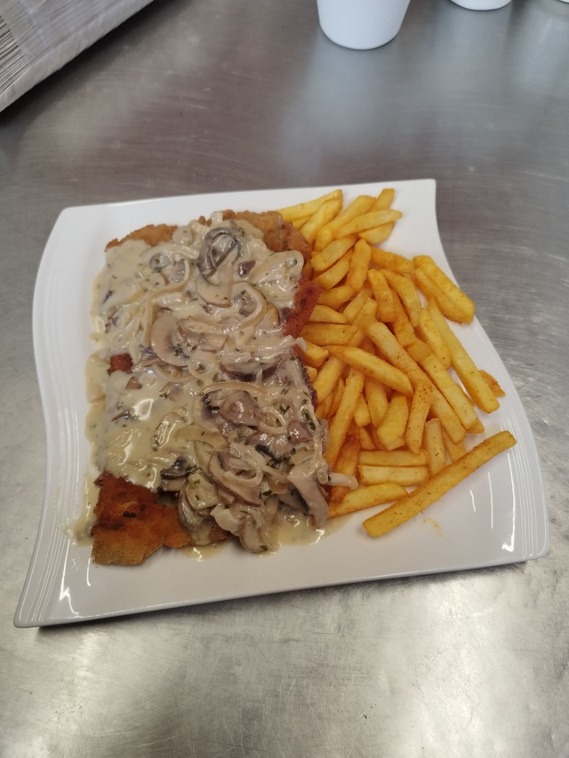 Jägerschnitzel (hausgemacht) mit Beilage (mit frischen Champignons in Rahmsoße)