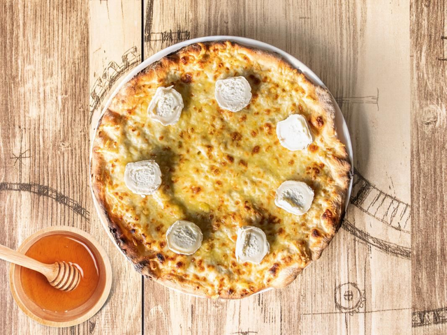 17.Chèvre miel : base crème, mozzarella, emmental français, fromage de chèvre et miel.🐐🍯
