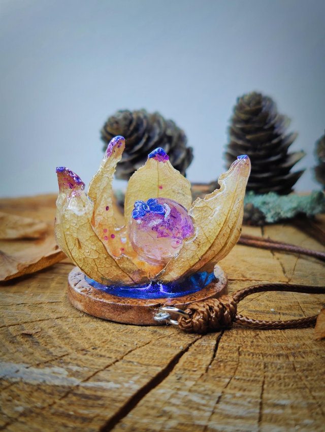 Collier Physalis&#039; féerique bleuté et papillons