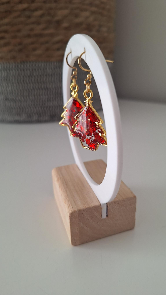 Boucles d&#039;oreilles sapin paillettes rouges