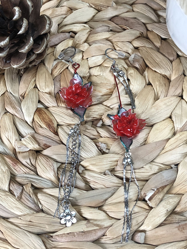 Boucles d'oreilles Daisy - design asymétrique fleurs rouges