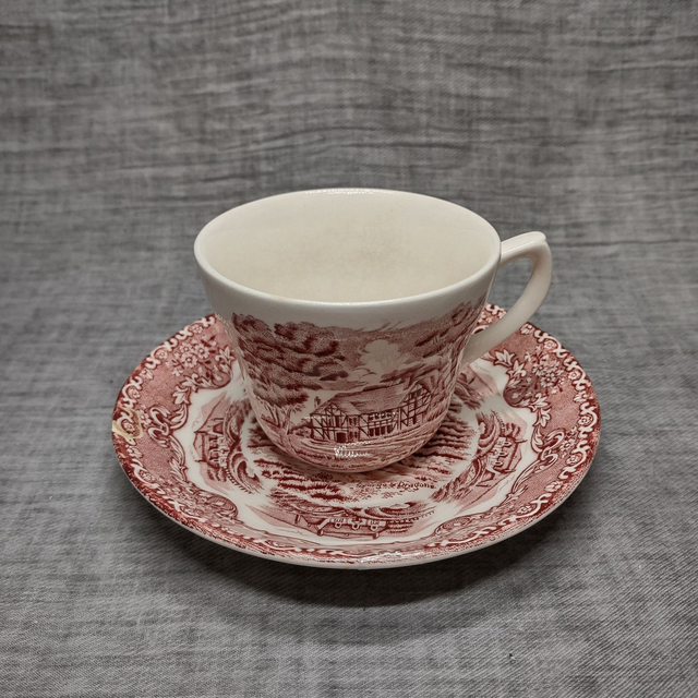 Grindley | Kop (diameter 8,5 | hoogte 7,0) en Schotel (diameter 14,5 | hoogte 2,0 cm) &#039;English Country Inns&#039; motief in roze kleur | Vintage