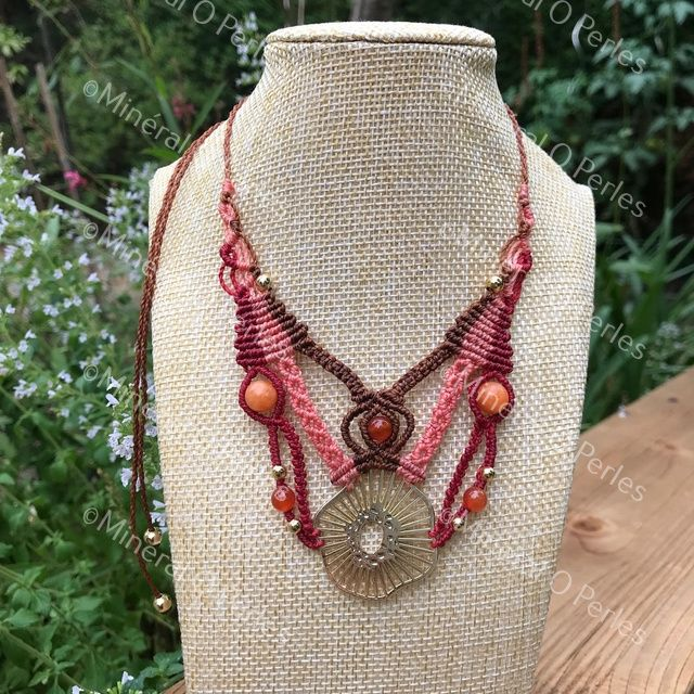 Collier avec estampe doré