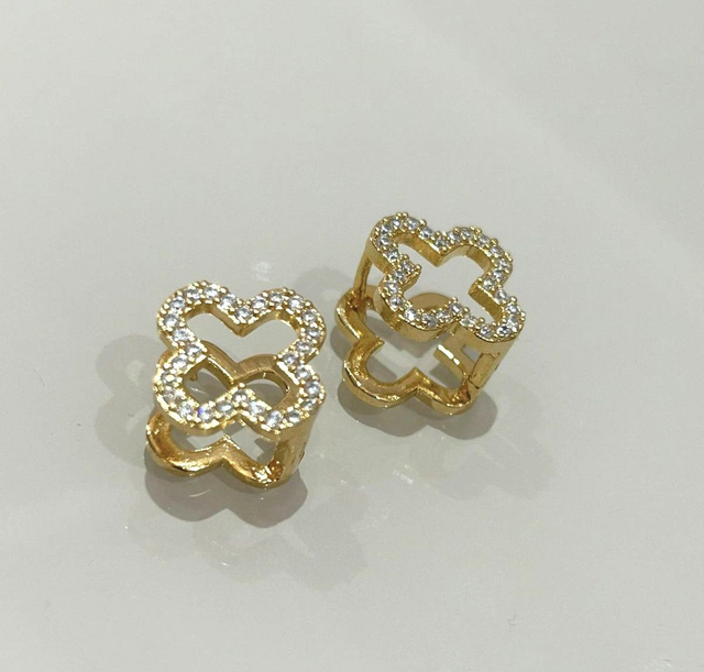 Argolinha click trevo cravejado com zircônias banhado em ouro 18k