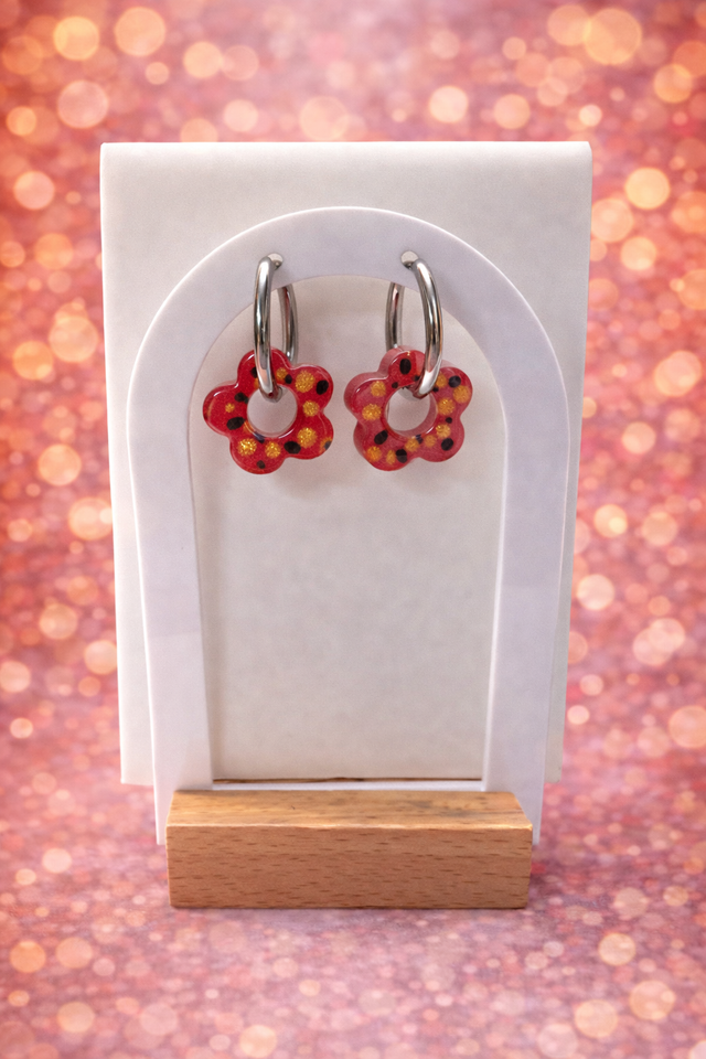 Fleurs rouges, à point, jaune et noir