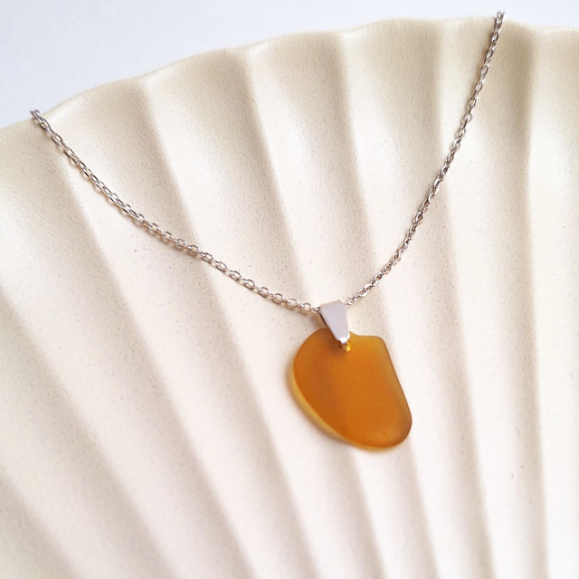 Île Orange ovale - collier en argent et verre marin