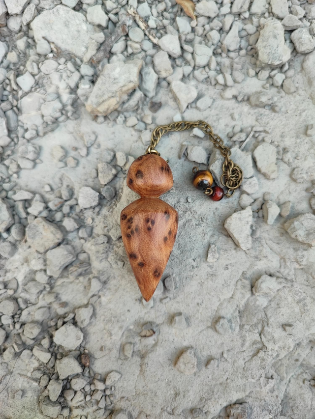 Pendule en Bois de Ronce de Thuya du Maroc, Perles d'Oeil De Taureau et Oeil de Tigre, Chaînette en Laiton Vieilli