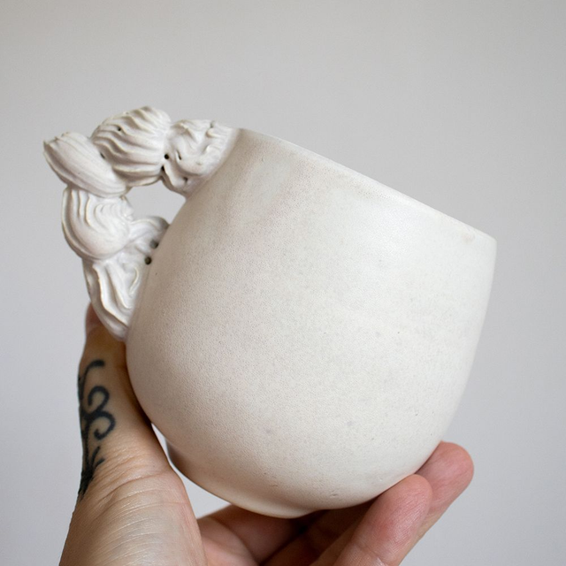 Tasse beige rosée, anse meringue