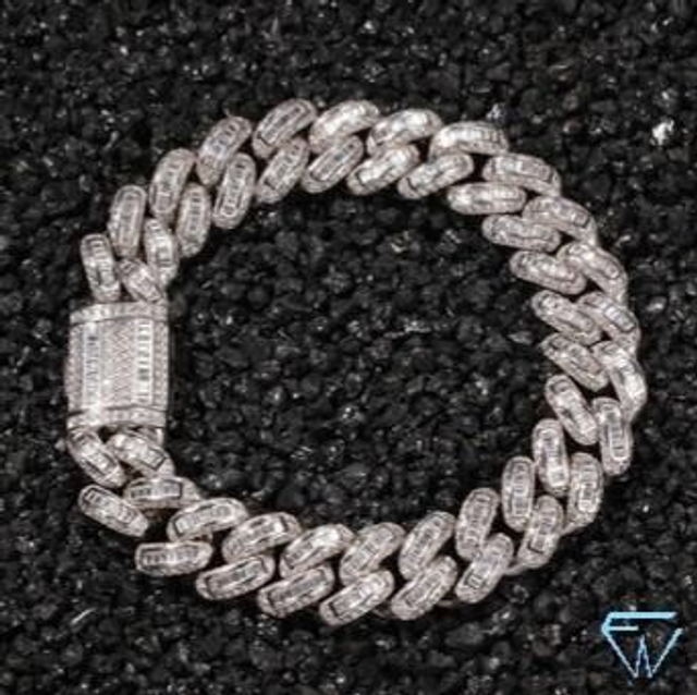 Gourmette mixte diamant baguette à maille cubaine plaqué or 18k.
