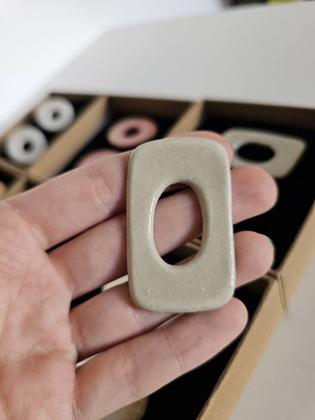 Boucles d&#039;oreilles Gaïa coloris greige