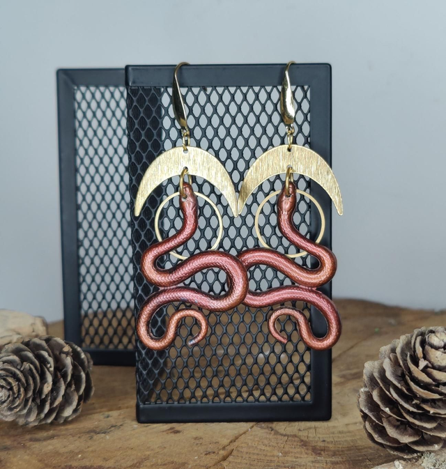 Boucles d&#039;oreilles serpents rouge métallisé 