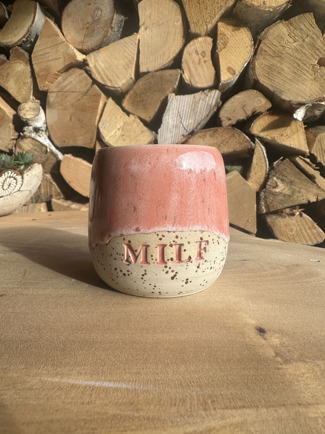 Keramikbecher „MILF“ – handgemacht & rosa glasiert 190 ml