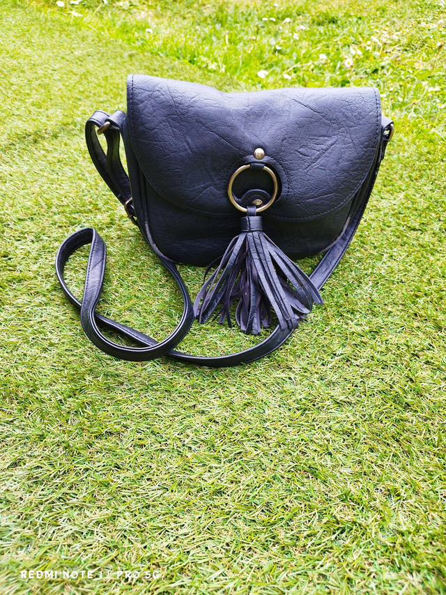 Sac Bandoulière Noir en Simili Cuir avec Anneau Métallique et Pampilles

