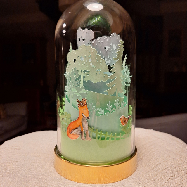Campana di vetro "Volpe e pettirosso"con lucine Led, su sfondo verde