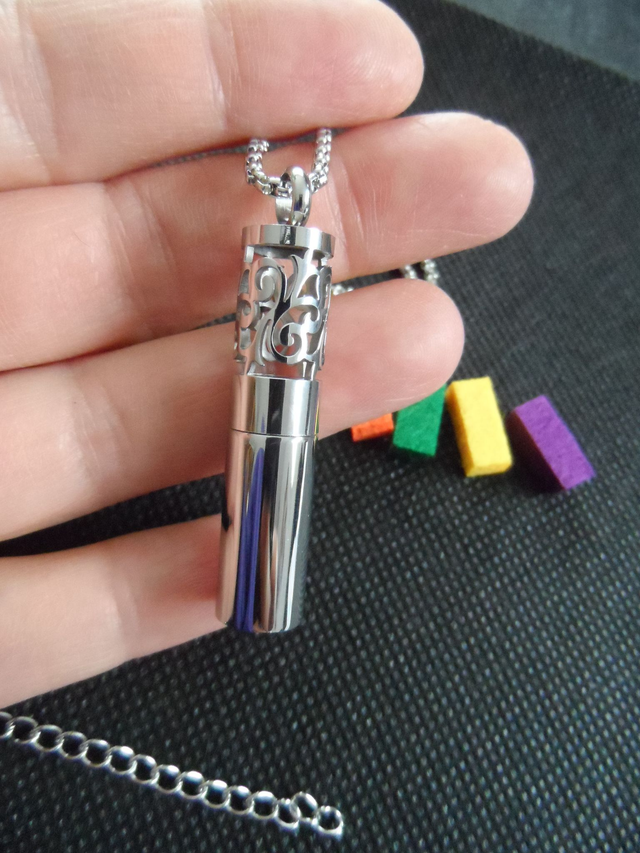 Collier diffuseur pour huiles essentielles