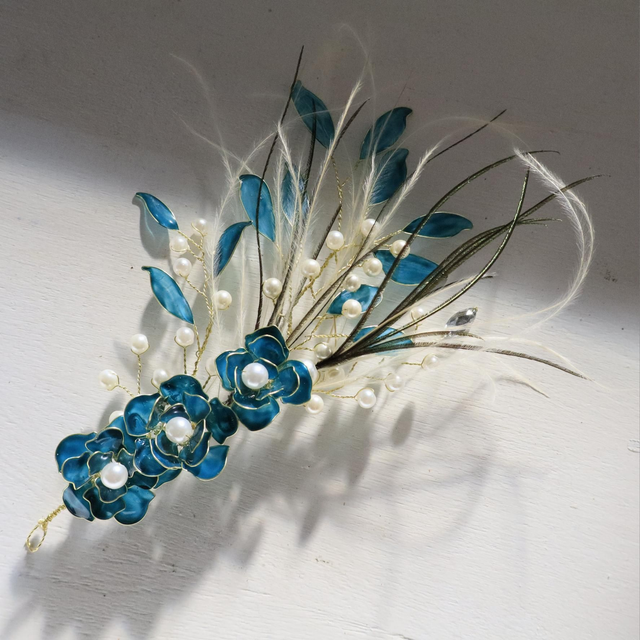 Vigne de cheveux de mariage en résine, perles et plumes "Colette" - accessoire cheveux de la mariée