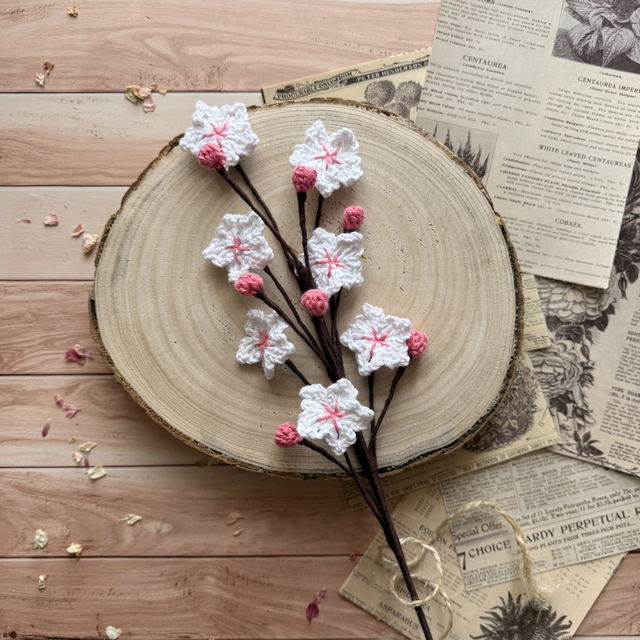 Bouquet de fleurs de cerisier blanc et bourgeons