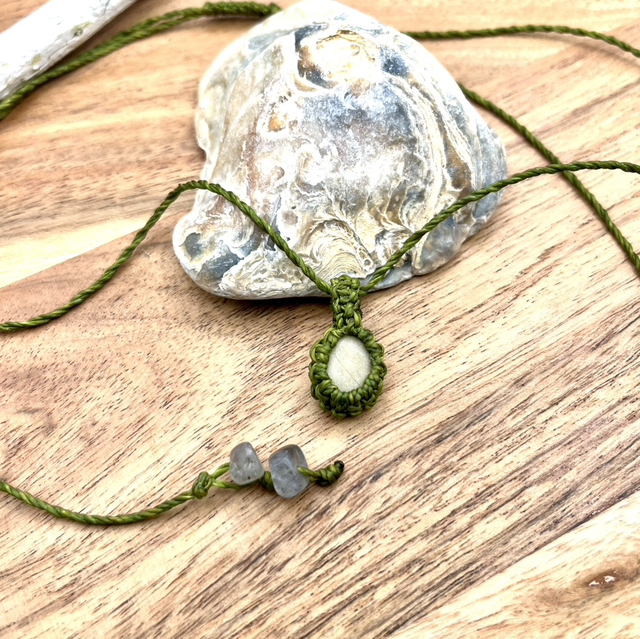 Grüne Kette Makramee mit ovalem Naturstein 