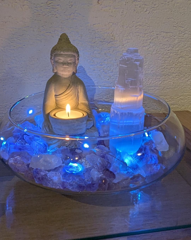 Bouddha sur lit d&#039;améthyste et sa Sélénite 