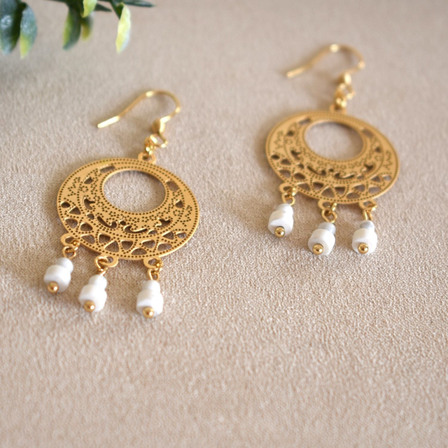 Boucles d'oreilles petites créole orient avec 3 chutes en howlite