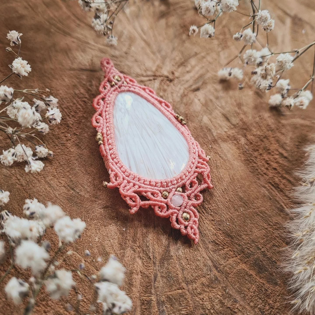Pendentif orné d'une belle scolécite et d'une perle de quartz rose