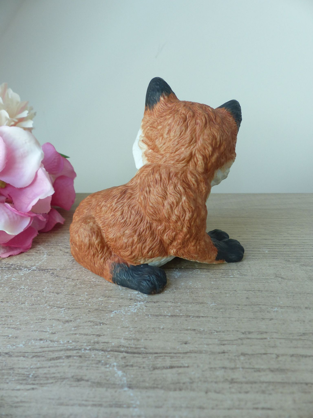 Figurine Renard roux en porcelaine avec coccinelle, Outfoxed par Deborah Bell Jarrett, 1985 Franklin Mint, renard bébé animaux