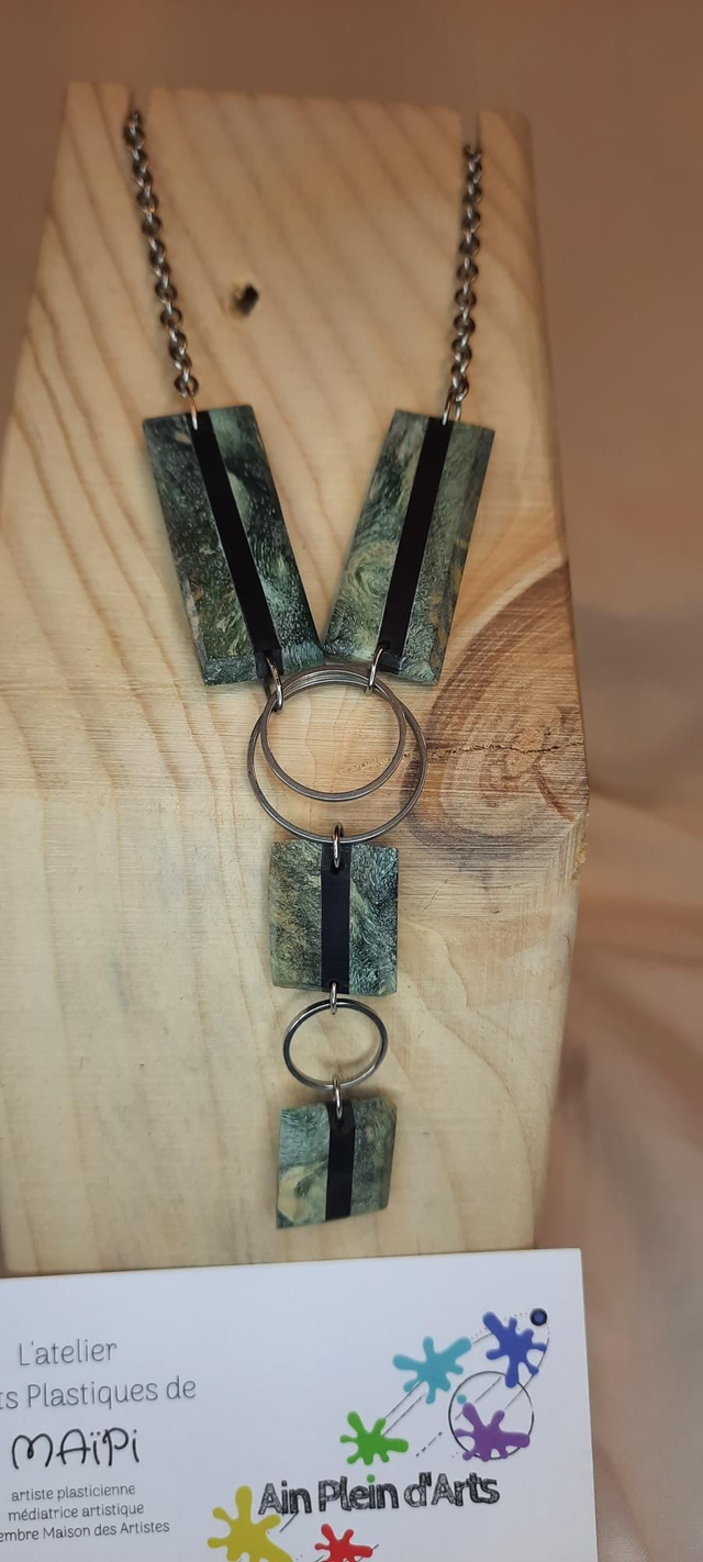 Collier loupe de frêne  vert gris et ébène 