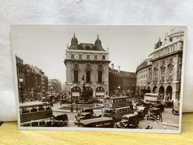 Piccadilly Circus, London - Vintage Postcard No 6049 Valentine &amp; Sons Ltd - Our Ref No A75 £2.25