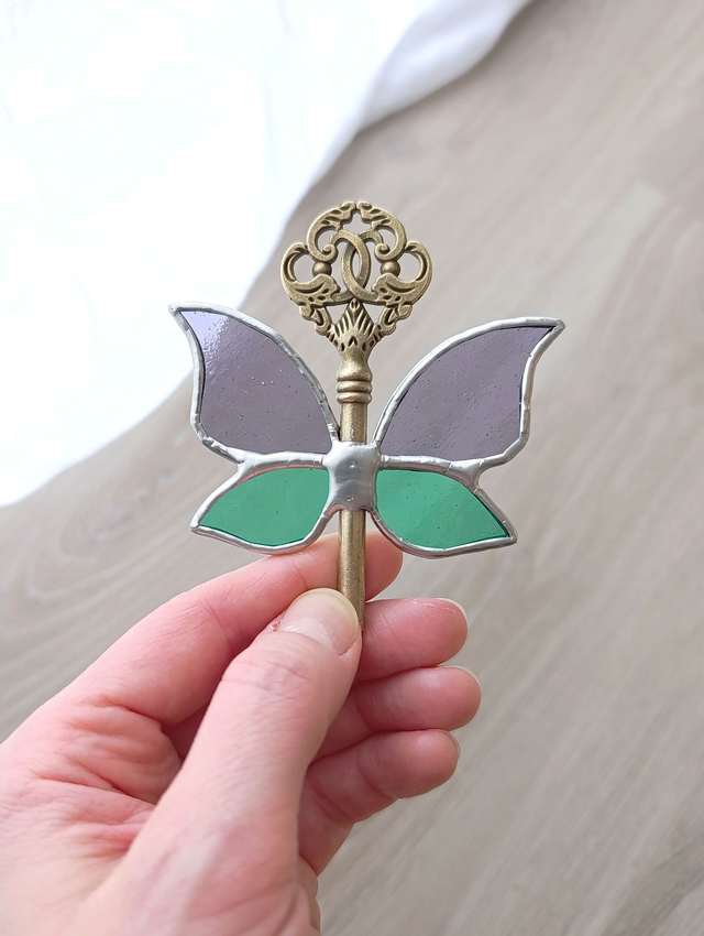 🗝️ Clé volante féerique "Lua" en vitrail