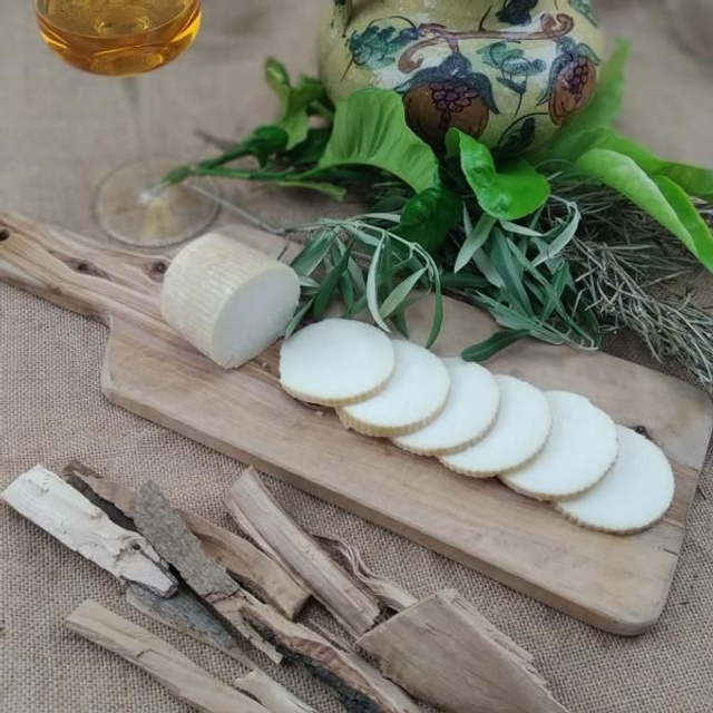 Ricotta stagionata affumicata.